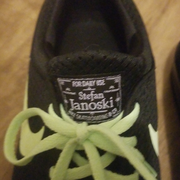 Nice nike sneaker size 11.5 - Picture 2 of 5